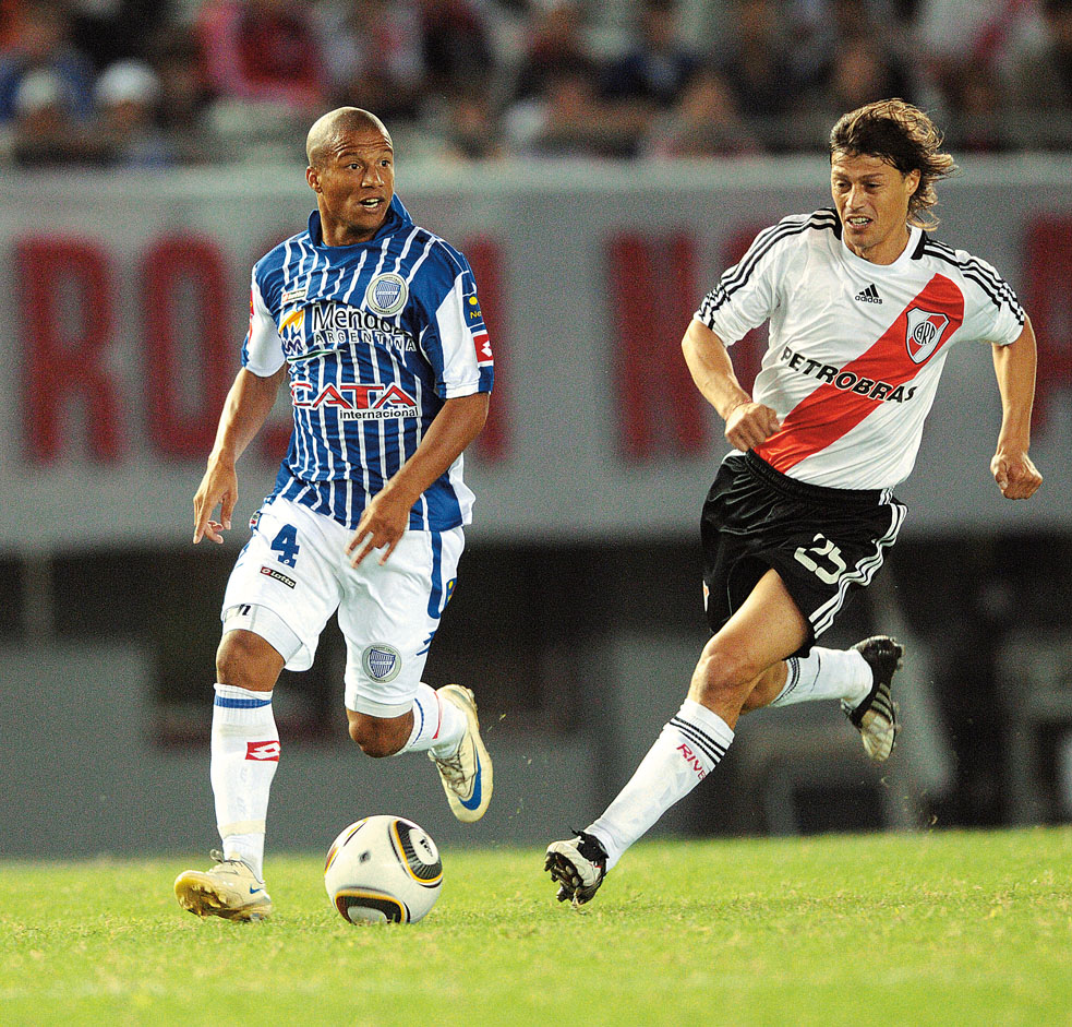 Matias Almeyda y Carlos Sanchez
River-Godoy Cruz, Torneo Clausura 2010